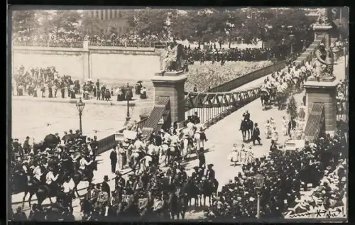 Foto-AK Kaiserhuldigung, Festzug auf einer Brücke