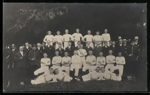 Foto-AK Turner im Gruppenbild mit Männern in Anzügen und Uniformen