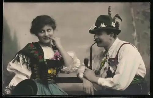 AK Mann mit Pfeife in Tracht flirtet mit einer Frau