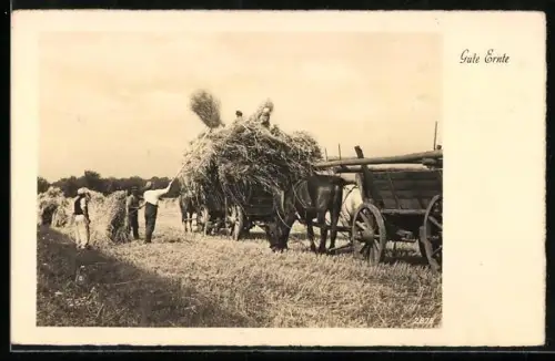 AK Bauern befüllen einen Karren mit Getreide