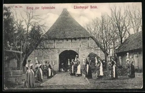 AK Frauen auf dem Weg zur Spinnstube in der Lüneburger Heide