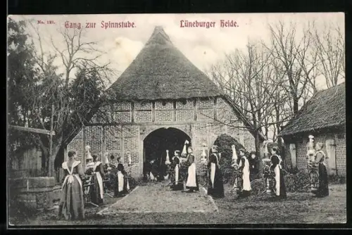 AK Frauen mit Spinnrädern auf dem Weg zur Spinnstube in der Lüneburger Heide