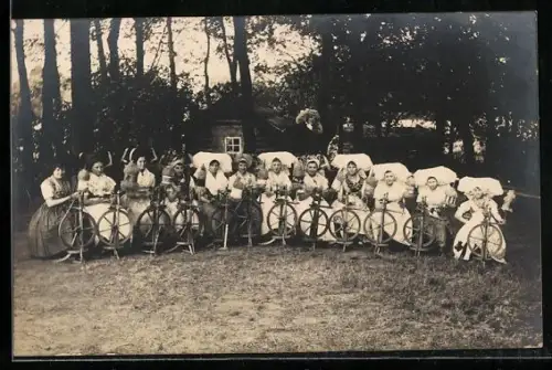 Foto-AK Frauen in Trachten mit Spinnrädern