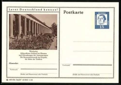 AK Wiesbaden, Die Brunnenkolonnade im Kurpark, Ganzsache Lernt Deutschland kennen