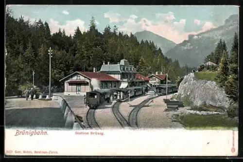 AK Brünig, Bahnhof mit eingefahrenen Zügen