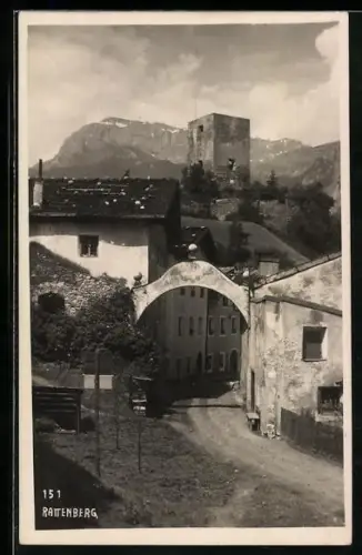AK Rattenberg, Ortspartie mit Torbogen und Blick zur Ruine