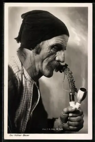 AK Der Hafner-Bauer aus dem Berchtesgadener Land raucht Pfeife