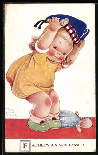 Künstler-AK M.L. Attwell: Faither`s ein wee Lassie! Mädchen in gelbem Kleid spielt mit Puppe und Matrosenhut