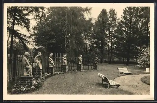 AK Bad Lausick, Rosarium mit Statuen und Parkbänken