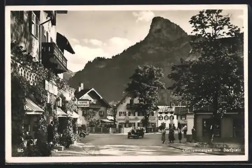 AK Oberammergau, Dorfplatz mit Kaffee Restaurant und Drogerie