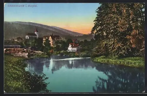 AK Gernsbach i. Murgtal, Flussansicht mit Kirche und Stadtpanorama