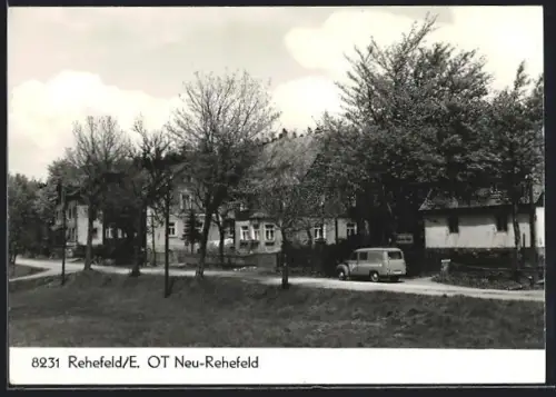 AK Rehefeld /Erzgeb. OT Neu-Rehefeld, Strassenpartie mit Auto