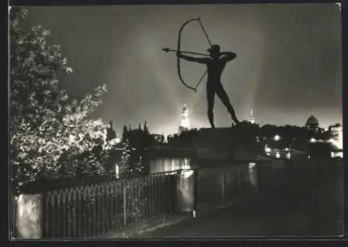 AK Dresden, Blick zur Altstadt mit Statue bei Nacht