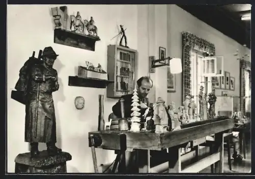 AK Frohnau /Erzgeb., Frohnauer Hammer, Vorführung der Schnitztechnik