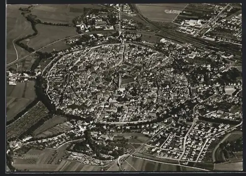 AK Nördlingen, Luftaufnahme der Altstadt mit Stadtmauer
