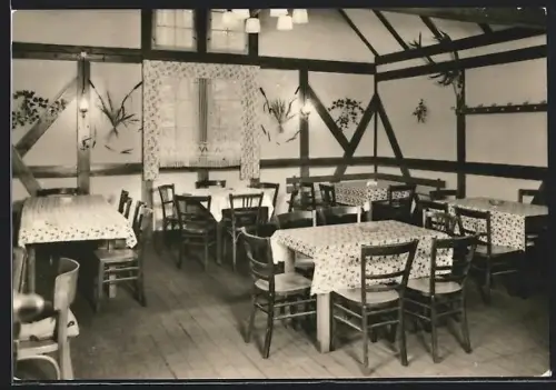 AK Oschatz, Waldgaststätte Hospitalhütte, Innenansicht mit Tischen und Stühlen