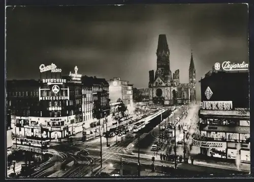 AK Berlin-Charlottenburg, Kaiser-Wilhelm-Gedächtniskirche mit Geschäften vom Kurfürstendamm aus gesehen bei Nacht