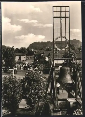 AK Friedland /Lager Friedland, Glocke, Lagergelände, Menschenansammlung