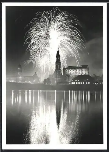 AK Dresden, Kath. Hofkirche, Feuerwerk bei Nacht