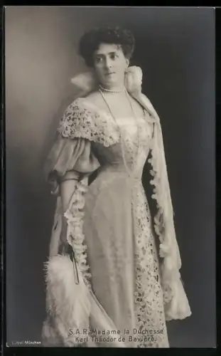 AK Porträt der Herzogin Karl Theodor von Bayern in weissem Kleid