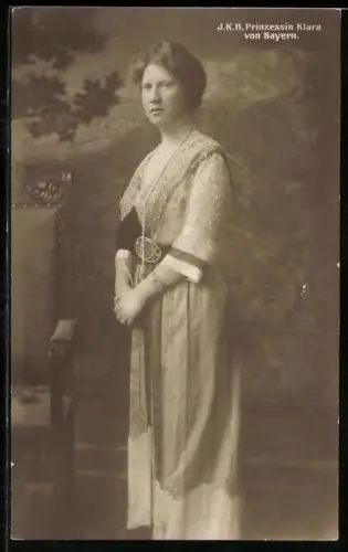 AK Prinzessin Klara von Bayern, Portrait in schönem Kleid mit Perlenkette