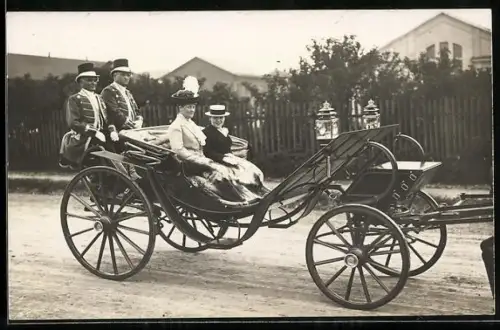 AK Prinzessin Alfons mit Prinz Joseph Clemens von Bayern bei einer Kutschfahrt