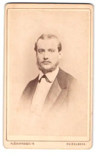 Fotografie Eduard Schultze, Heidelberg, Plöckstrasse 79, Porträt eines Herren