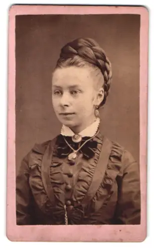 Fotografie Chas. F. Meier, St. Louis, Carondelet Av 1406, Dame mit kunstvoller Frisur