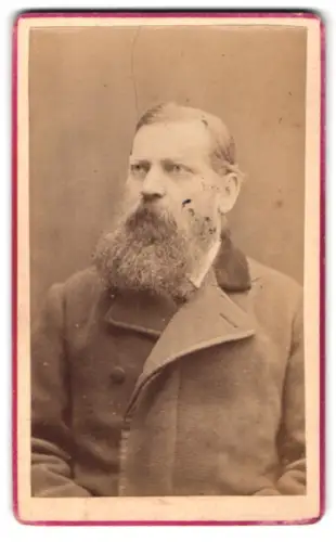 Fotografie F. Halm, Konstanz, Augustiner-Str. 590, Portrait eines bärtigen Mannes