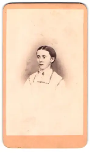 Fotografie M. Fickenwirth, Zwickau, Postplatz 307, Porträt einer jungen Frau