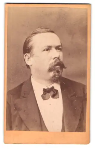 Fotografie Atelier Anton Jonschka, Strassburg, Broglie 4, Porträt eines Mannes mit Bart