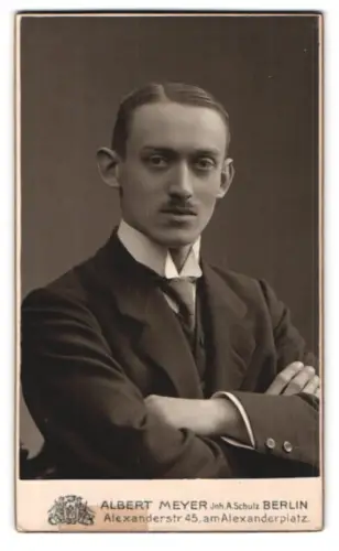 Fotografie Albert Meyer, Berlin, Alexanderstr. 45, Porträt eines eleganten Herren