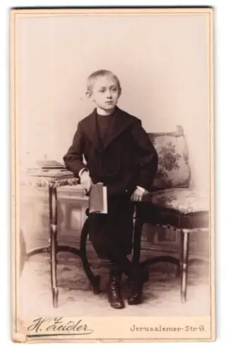 Fotografie H. Zeidler, Berlin, Jerusalemer-Strasse 6, Junge mit Buch