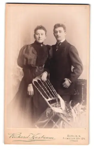 Fotografie Richard Kosbau, Berlin, Friedrich-Str 125, Porträt eines Paares