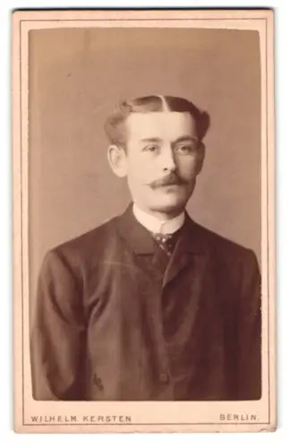 Fotografie Wilhelm Kersten, Berlin, Elsasser Str. 39, Porträt eines Herrn mit Schnurrbart