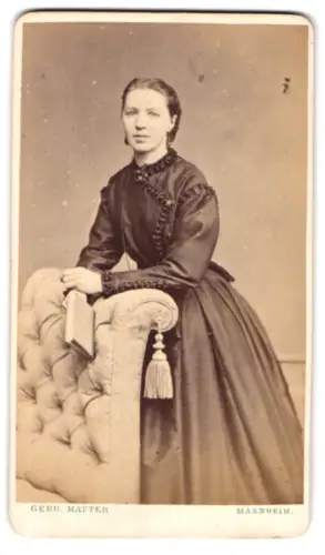 Fotografie Gebr. Matter, Mannheim, Heidelbergerstrasse 7, Dame mit Buch auf Sessel