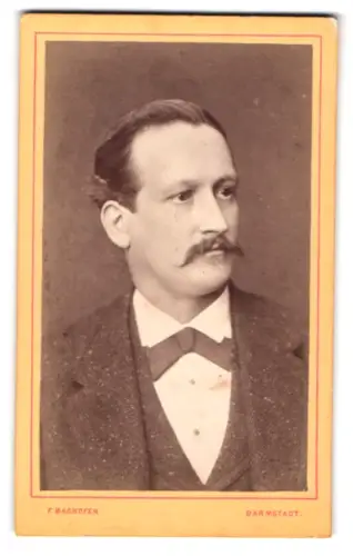 Fotografie F. Backofen, Darmstadt, Porträt eines Mannes mit Schnurrbart