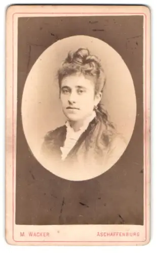 Fotografie M. Wacker, Aschaffenburg, Weissenburger u. Frohsinn-Str., Porträt einer Frau