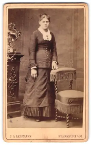 Fotografie J. A. Leibmann, Frankfurt a. M., Schäfergasse 17, Dame im zeitgenössischen Kleid