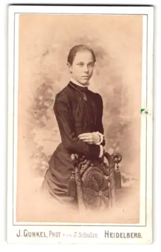Fotografie J. Gunkel, Heidelberg, Anlage 25, Dame in schwarzem Kleid