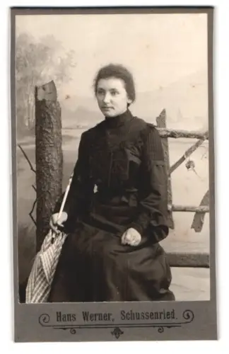 Fotografie Hans Werner, Schussenried, Frau mit Regenschirm