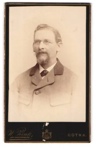 Fotografie W. Zink, Gotha, Auguststrasse 7, Porträt eines Mannes mit Brille