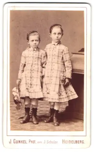 Fotografie J. Gunkel, Heidelberg, Anlage 25, Zwei Mädchen in karierten Kleidern