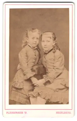 Fotografie Eduard Schultze, Heidelberg, Plöckstrasse 79, Zwei junge Mädchen in eleganter Kleidung