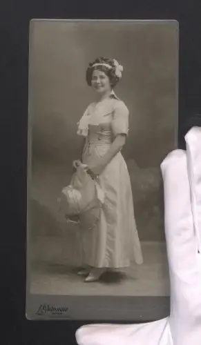 Fotografie L. Gutmann, Wien, Opernsängerin Betty Fischer mit opulentem Hut