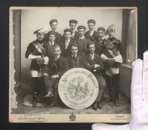 Fotografie R. Krziwanek`s Wwe., Wien, Studenten der Nibelungia Wien, mit Schläger und Fuchsschwanz am Biertönnchen