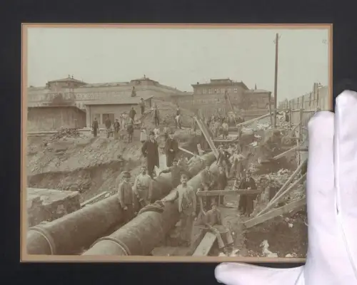 Fotografie unbekannter Fotograf, Ansicht Wien, Einwölbung des Wienfluss, Bauarbeiter, Baustelle, 1898