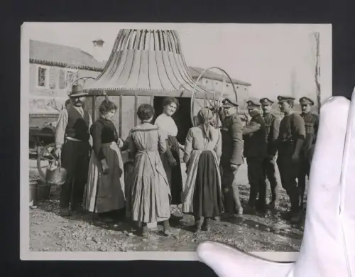 Fotografie britische Soldaten am Brunnen pumpen Wasser für die italienischen Frauen