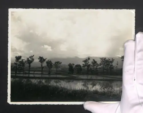 Fotografie unbekannter Fotograf, Ansicht Java, Blick nach dem Dieng-Plateau, Dataran Tinggi Dieng, 1909