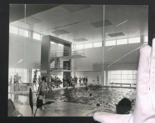 Fotografie Pressedienst Wien, Ansicht Wien-Floridsdorf, das Floridsdorfer Bad, Springturm, Hallenbad, Rohabzug